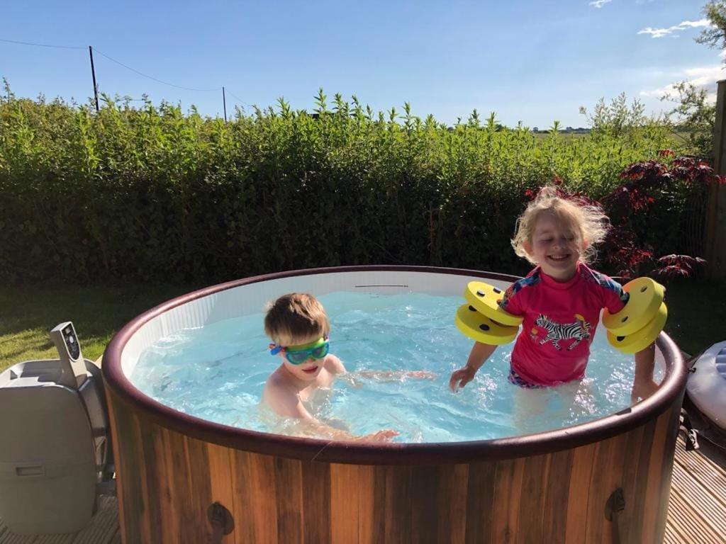 Beautiful Barn Conversion, 3 Bed, Hot Tub, Sauna, Gym, Enclosed Garden Ryde  Bagian luar foto