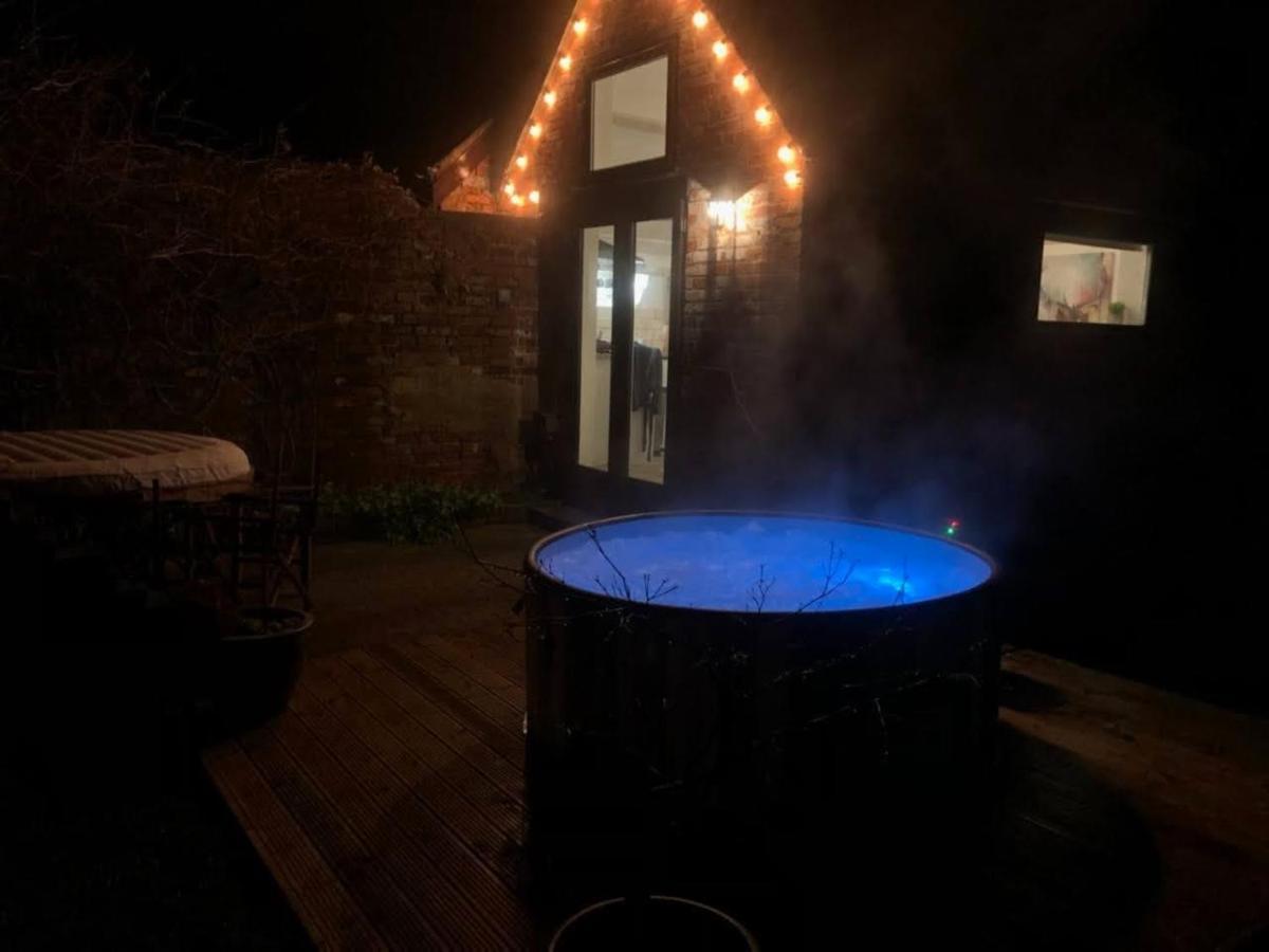 Beautiful Barn Conversion, 3 Bed, Hot Tub, Sauna, Gym, Enclosed Garden Ryde  Bagian luar foto